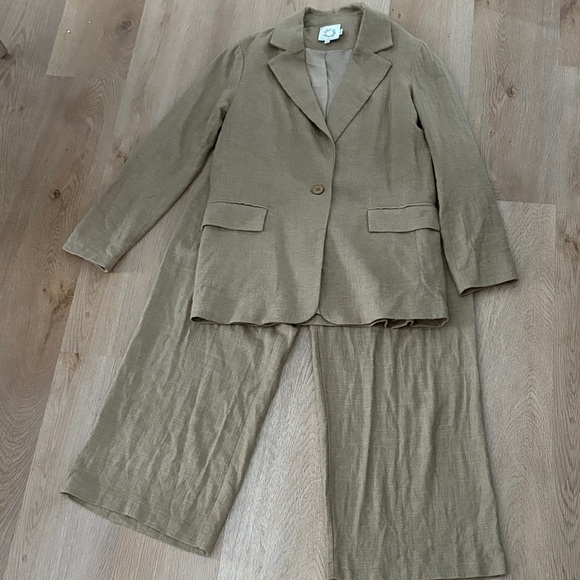 Lili Sidonio Other - Women's Tan linen Blazer and Pants Set